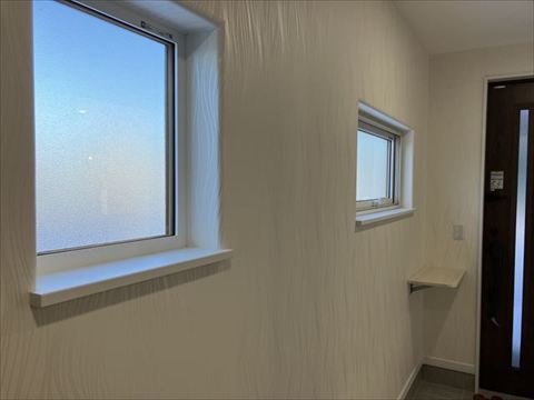 窓がおしゃれな玄関