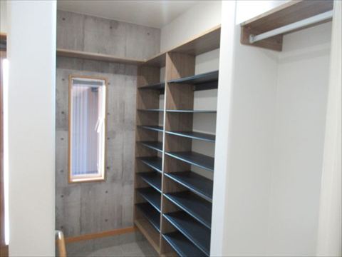 シューズ入れと洋服掛け