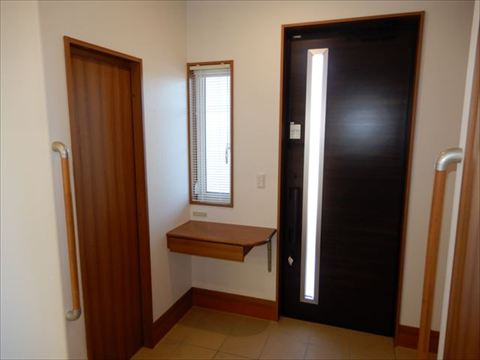 小窓がある玄関