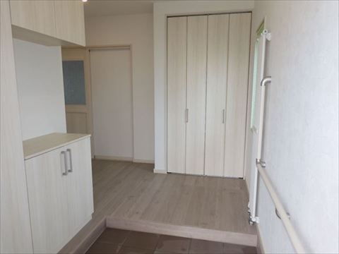 白を基調の玄関