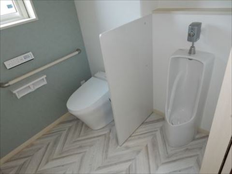 小便器を備えたトイレ