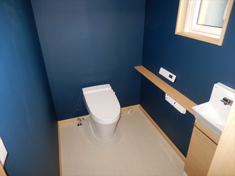 青の壁紙がアクセントのトイレ